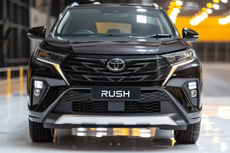 Toyota Rush adalah SUV andalan Toyota di segmen medium-low SUV, yang dirancang untuk memenuhi kebutuhan keluarga maupun petualang yang ingin mobil stylish, fungsional, dan kuat di berbagai kondisi jalan. (Tangkapan Layar YouTube Car Cast)