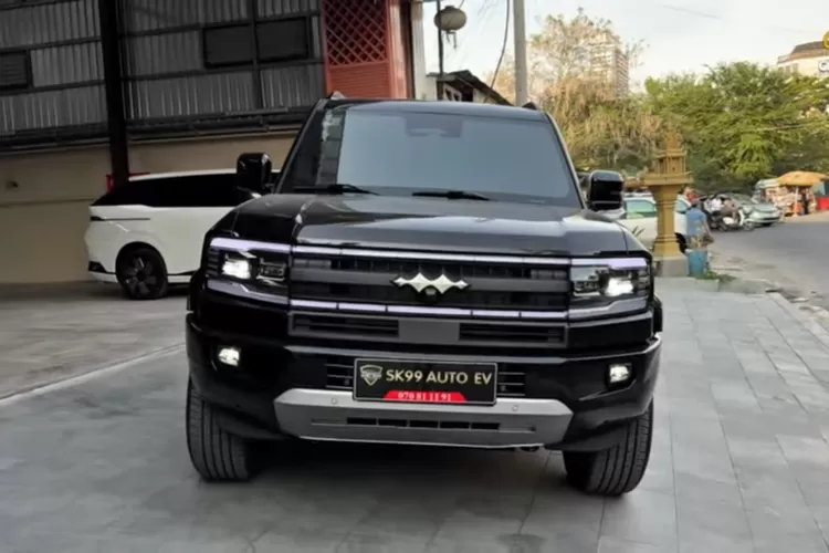 BYD Leopard 5 (2025), dikenal juga sebagai Fangchengbao Bao 5, adalah SUV plug-in hybrid mewah yang dirancang untuk menghadirkan performa off-road tangguh dengan teknologi canggih dan kenyamanan kelas atas. (Tangkapan Layar YouTube CarShow TV)