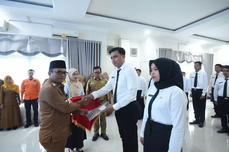 Wali Kota Letnan Dalimunthe Serahkan SK CPNS Kepada Perwakilan di Aula Kantor Wali Kota