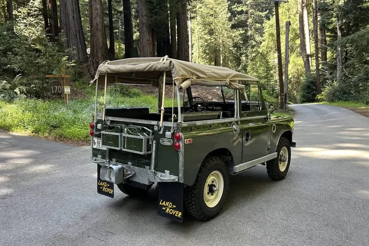 Tampilan Land Rover II Tahun 1970, model jadul siap dengan performa mesin di medan off road. Mesin 2,3 liternya menghasilkan sekitar 70 tenaga kuda dan dilengkapi transmisi manual empat percepatan dengan overdrive, memungkinkan kendaraan ini melaju hingga 60 mph. (Bring A Trailers )