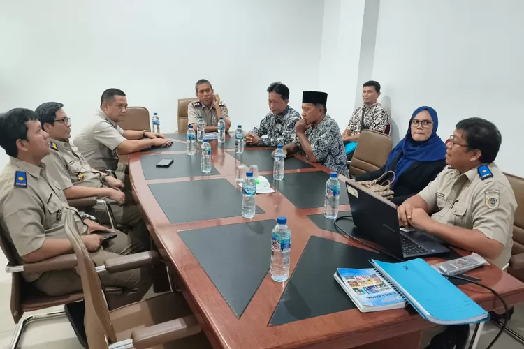 pertemuan dengan Tim Penyelesaian Lahan Kelompok 80 yang berlangsung di ruang rapat BPN Sumut,di Medan, pada Senin (28/4/2025), yang turut dihadiri Kabid I Survey dan Pemetaan BPN Sumut, Deny Lukmansyah, Kakan BPN Sergai Roni L. Parningotan Sitanggang, Korsub &amp; anggota Tim GTRA Sumut Rois R. Tarigan