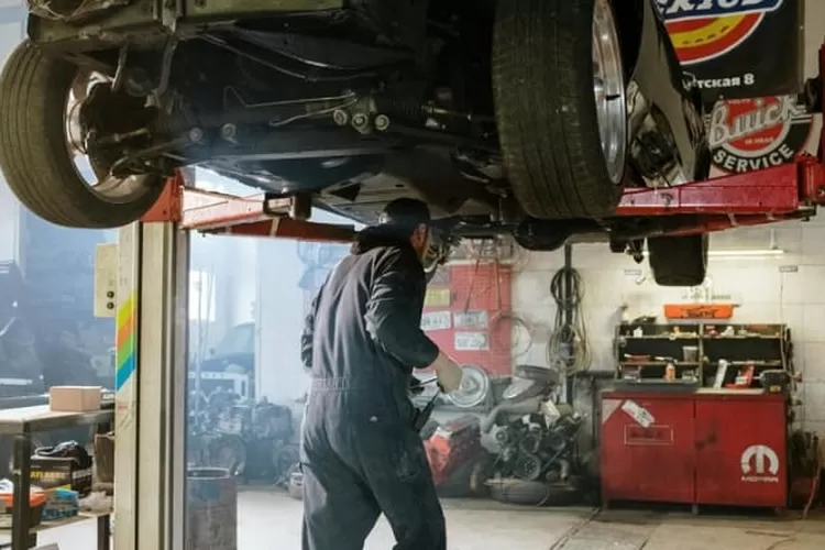 Menyetel Suspensi Mobil (Realitasonline.id - pexels-cottonbro studio)
