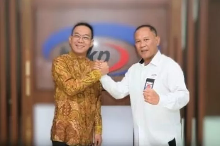 Bupati Tapsel Gus Irawan Pasaribu, berbincang dengan Kepala BPKP Sumut Farid Firman saat kunker)l ke Kantor BPKP Provsu di Medan, Senin (28/4/2025). (Realitasonline.id -  Ist)