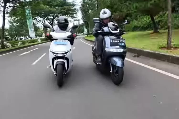 perbandingan antara dua skuter listrik dari Jepang dan India: Honda CUV e: dan TVS iQube S. (Tangkapan Layar YouTube OTOMOTIF TV)