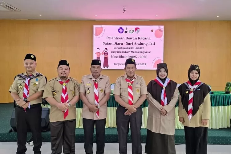 Ketua Kababigus Gerakan Pramuka STAIN Madina Prof Dr Sumper Mulia Harahap, foto bersama dengan pengurus Dewan Racana Sutan Diaru dan Suri Andung Jati Gugus Depan 05.301 dan 05.302 Pangkalan STAIN Madina (Realitasonline.id - Ist)