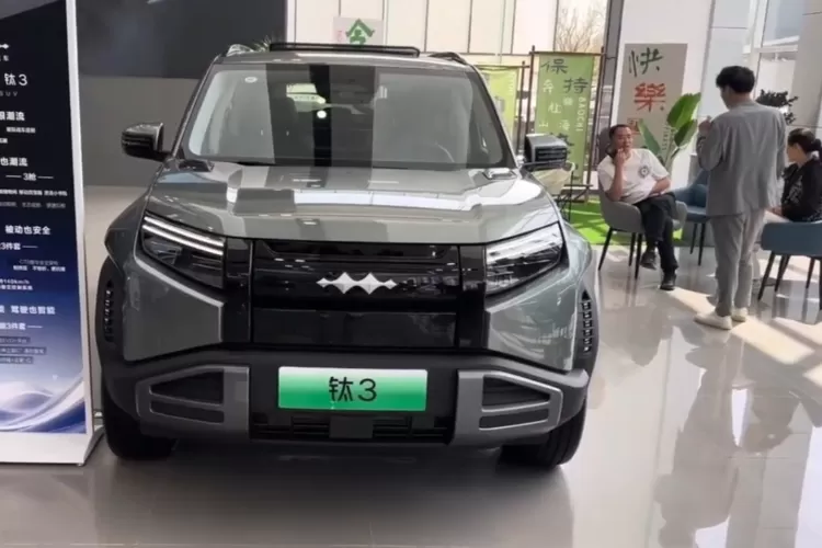 BYD (Build Your Dreams), produsen mobil listrik asal Tiongkok, telah resmi memasuki pasar Indonesia dengan meluncurkan tiga model kendaraan listrik pada Januari 2024: BYD Dolphin, BYD Atto 3, dan BYD Seal. (Tangkapan Layar YouTube Otomotif Terbaru)