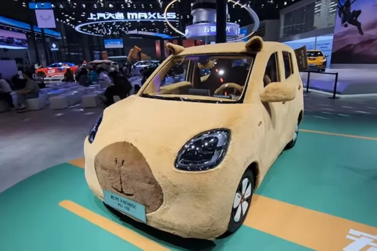 Wuling Air ev 4 pintu menjadi game-changer di segmen mobil murah karena menawarkan mobil listrik dengan harga sangat kompetitif dan desain yang lebih praktis. (Tangkapan Layar YouTube Rayshanto2701)