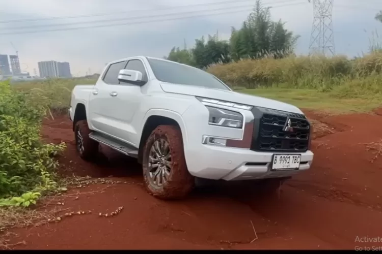 MITSUBISHI TRITON ULTIMATE AT adalah varian tertinggi dari jajaran Mitsubishi Triton di Indonesia, yang dirancang sebagai double cabin pickup serbaguna dengan perpaduan antara gaya maskulin, kenyamanan, dan kapabilitas off-road ekstrem. (Tangkapan Layar YouTube Motomobi)