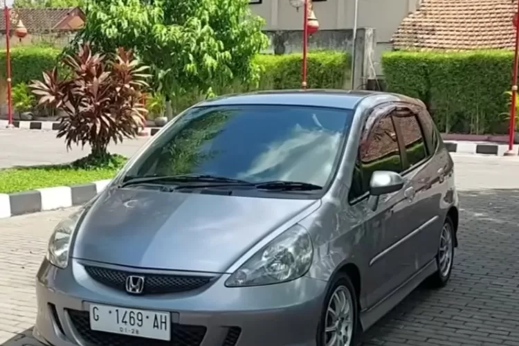 Honda Jazz GD3 (generasi pertama Jazz di Indonesia, tahun 2004&ndash;2008) sering dianggap lebih baik dari mobil LCGC (Low Cost Green Car) karena sejumlah alasan yang berkaitan dengan kualitas, fitur, dan performa. (Tangkapan Layar YouTube  Wahyu Ekoo)