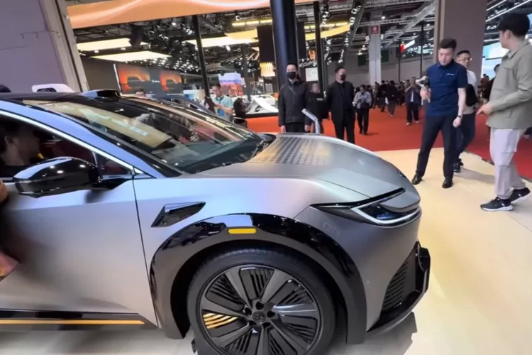 Toyota dan produsen mobil Jepang lainnya menghadapi tantangan besar di pasar otomotif China, terutama dalam menghadapi dominasi produsen lokal seperti BYD dan Nio. (Tangkapan Layar YouTube Pengepul Mobil)