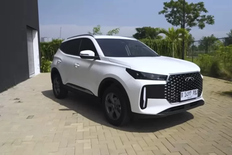 Chery Tiggo Cross 2025, sebuah SUV kompak yang menawarkan berbagai fitur premium dengan harga yang sangat bersaing. (Tangkapan Layar YouTube Fitra Eri)