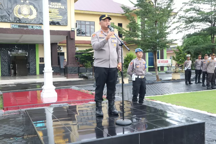 Kapolres Batu Bara AKBP Doly Nelson H.H Nainggolan saat pimpin apel