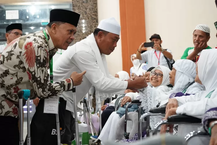 Ketua PPIH Embarkasi Medan Ahmad Qosbi bersama Wabup Deli Serdang Lom Lom Suwondo menyapa jemaah Calhaj lansia Kloter 4 saat melepas keberangkatannya, Senin (5/5/2025) malam.