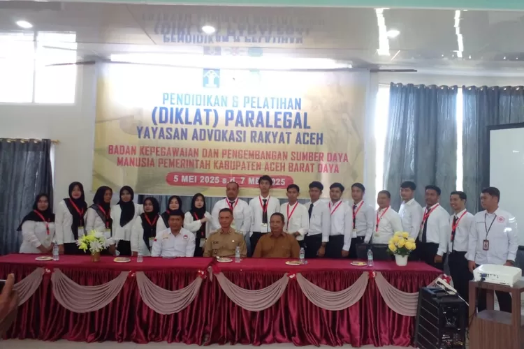 Wakil Bupati Abdya Zaman Akli (tengah) saat membuka Diklat Paralegal di Aula BKPSDM setempat, Senin (5/5/2025)