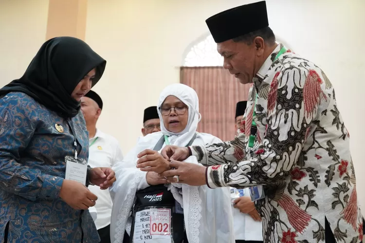 Kedatangan Kloter 5 di Asrama Haji disambut Ketua PPIH Embarkasi Medan Ahmad Qosbi dan Wabup Madina Atika Azmi Utammi Nasution, Selasa (6/5/2025).