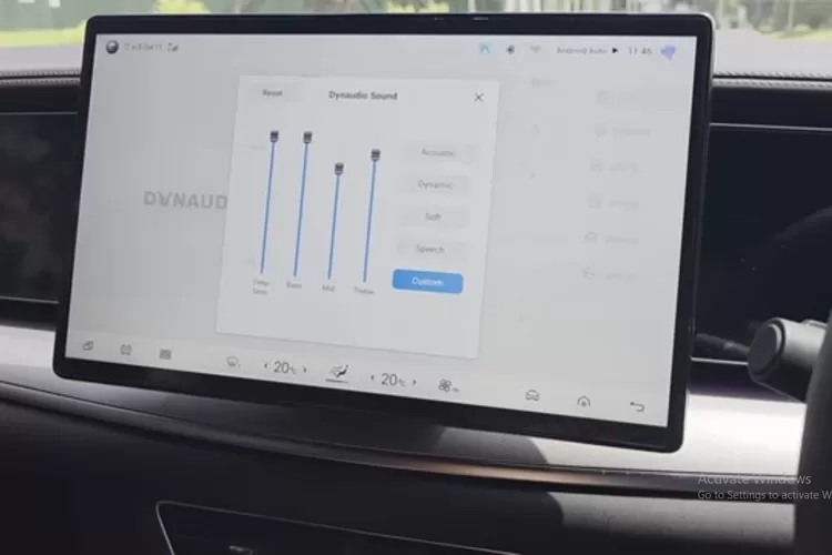 Perdebatan antara versi perangkat lunak 2412 dan 2410 pada BYD Sealion 7 mencerminkan evolusi fitur dan performa kendaraan ini. (Tangkapan Layar YouTube  Raymond Hanjaya)