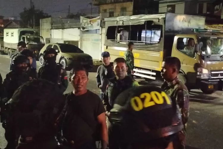 Pemko Medan bersama TNI/Polri lakukan pengamanan menangkal aksi tawuran di Belawan untuk memberi rasa aman dan nyaman masyarakat sekitar, Selasa (6/5/2025) malam.