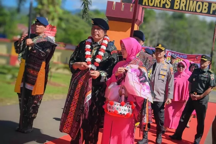 Danyon C Pelopor Brimob Sipirok Kompol Zainal Mukhlisin, bersama istri disambut personil, dilanjutkan dengan acara ramah tamah, berlangsung di Markas Yon C Pelopor Sipirok di Matagordong Kabupaten Tapanuli Selatan (Tapsel), Selasa (6/5/2025).(Realitasonline.id - RI)
