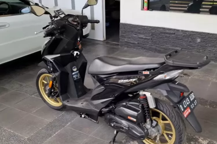Modifikasi Honda Beat agar nyaman untuk touring bisa dilakukan dengan fokus pada kenyamanan berkendara jarak jauh, touring, daya angkut barang, dan keamanan. (Tangkapan Layar YouTube Wonderwheels Indonesia)