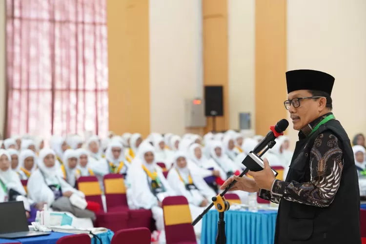 Sekretaris PPIH Embarkasi Medan 1446 H/2025 M, H.Muhammad Yunus menyambut kedatangan jemaah Calhaj Kloter 8 di Asrama Haji Medan, Jumat (9/5/2025).