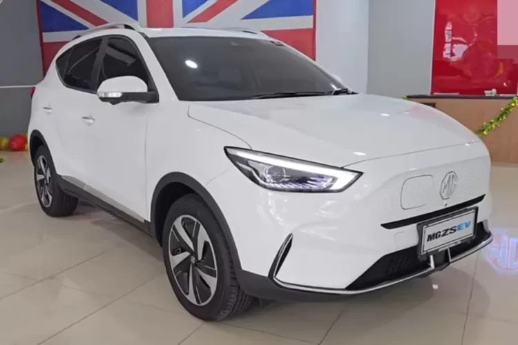 MG ZS EV adalah SUV kompak bertenaga listrik penuh (EV) dari pabrikan Inggris MG (Morris Garages), yang kini berada di bawah naungan perusahaan otomotif Tiongkok, SAIC Motor. (Tangkapan Layar YouTube Koko Chris)