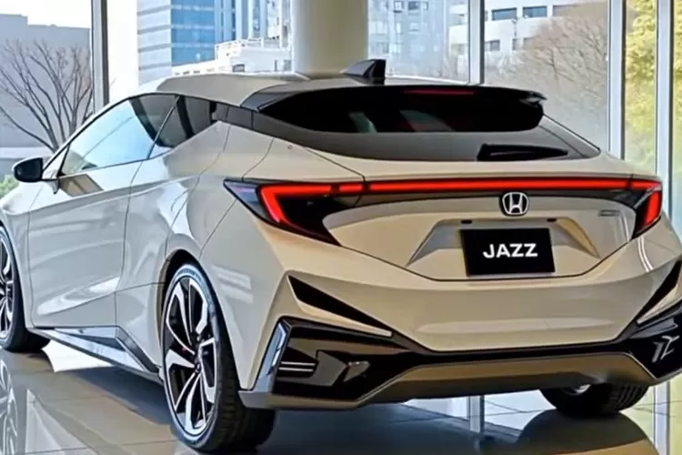 Honda Jazz 2025 hadir dengan pembaruan signifikan, menjadikannya pilihan tepat bagi anak muda yang menginginkan mobil bergaya sporty, dilengkapi teknologi canggih, dan efisien dalam konsumsi bahan bakar. (Tangkapan Layar YouTube Auto Ascent)