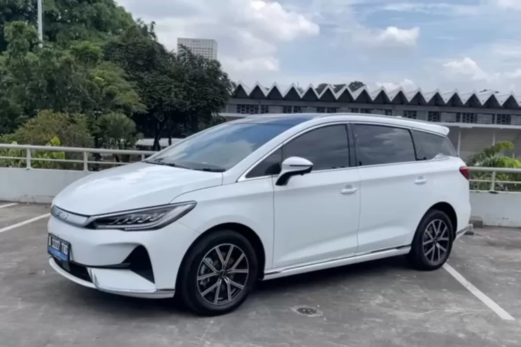 BYD M6 sering dijuluki sebagai "Avanzanya mobil listrik" karena tampilannya dan konsepnya yang mirip dengan MPV (Multi Purpose Vehicle) seperti Toyota Avanza. (Tangkapan Layar YouTube Ridwan Hanif)