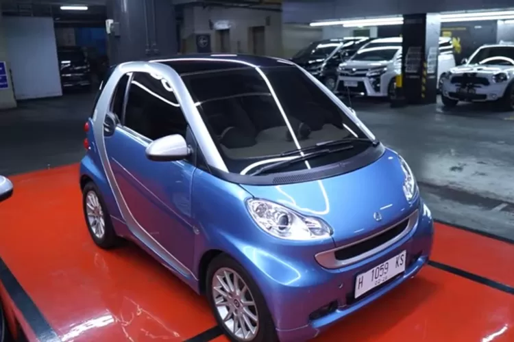 Smart Fortwo adalah mobil mungil dua penumpang buatan Smart, sub-brand dari Mercedes-Benz (Daimler AG). (Tangkapan Layar YouTube Belanja Mobil)