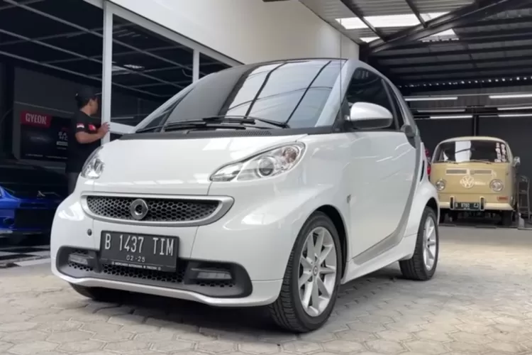 SMART FORTWO adalah mobil mungil dua penumpang buatan Smart (anak perusahaan Mercedes-Benz), yang dirancang khusus untuk penggunaan di kota dengan ruang parkir terbatas. (Tangkapan Layar YouTube Ridwan Hanif)