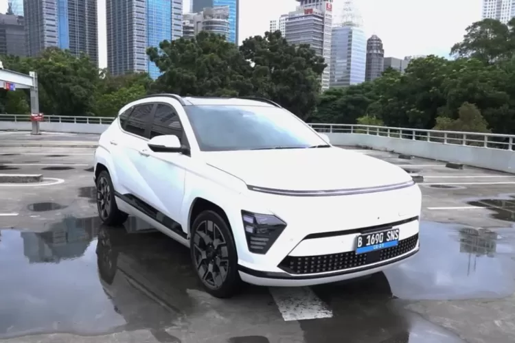 Perbandingan antara Hyundai Kona Electric terbaru (Kona EV 2024) dan mobil-mobil EV asal China bergantung pada beberapa aspek seperti teknologi, kualitas, harga, fitur, dan layanan purnajual. (Tangkapan Layar YouTube Ridwan Hanif)