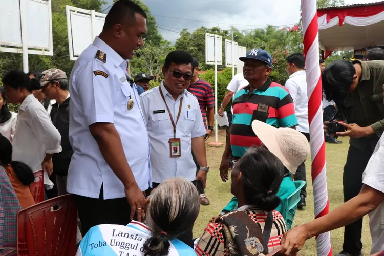 bupati dan wakil bupati Toba saat menyapa warganya (Realitasonline.id/MS)