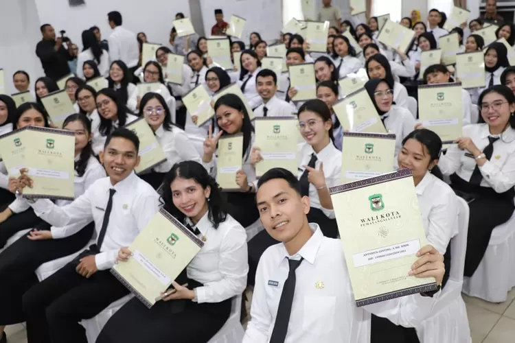 Wali Kota Wesly Silalahi menyerahkan SK kepada 69 CPNS tenaga kesehatan (Realitasonline.id - RH)