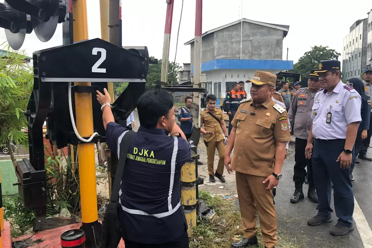 Wabub Asahan Rianto saat melakukan pengecekan langsung palang pintu perlintasan kereta Api (Rea;itasonline.id - Ist)