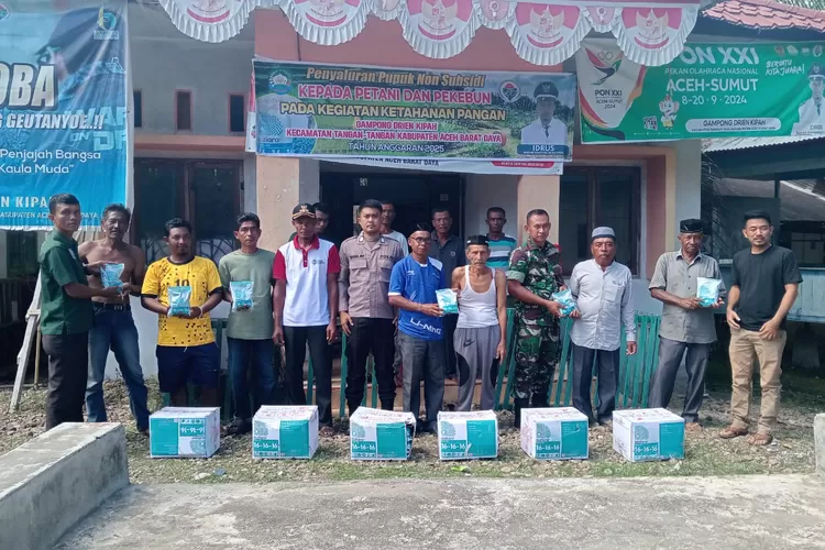 Sejumlah warga Drien Kipah, Kecamatan Tangan-Tangan, Kabupaten Abdya menerima pupuk gratis yang diserahkan secara simbolis di Kantor Keuchik setempat, Senin  (19/5/2025) sore.