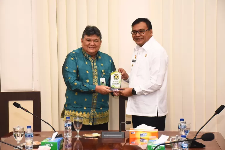 Dekan Fakultas Kedokteran USU yang hadir dalam pertemuan dengan Bupati Deli Serdang