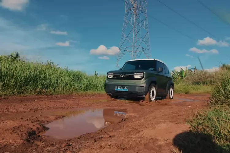 Mengendarai mobil listrik seperti VinFast VF3 melalui genangan air atau banjir bisa menimbulkan risiko kerusakan serius, baik pada sistem kelistrikan maupun komponen lainnya. (Tangkapan Layar YouTube Den Dimas)