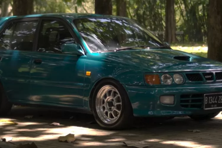 Modifikasi Toyota Starlet kapsul "Turbo Look" adalah gaya modifikasi yang cukup populer di kalangan pecinta mobil retro Jepang, khususnya penggemar Starlet generasi EP80/EP81 (tahun 1990-an). (Tangkapan Layar YouTube SEVA by ASTRA)