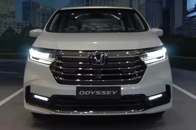 Mobil keluarga kebangetan mewahnya, bikin berasa jadi anak pejabat", itu biasanya merujuk pada mobil keluarga (MPV atau SUV) yang tampilannya mewah banget (Tangkapan Layar YouTube Carmudi Indonesia)