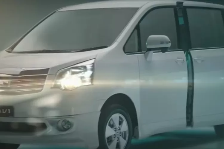 Voxy sudah berumur 5 tahun, itu artinya mobil sudah masuk fase "mid-life" dan perlu perhatian ekstra supaya tetap nyaman, aman, dan bebas masalah besar ke depan. (Tangkapan Layar YouTube SEVA by ASTRA)