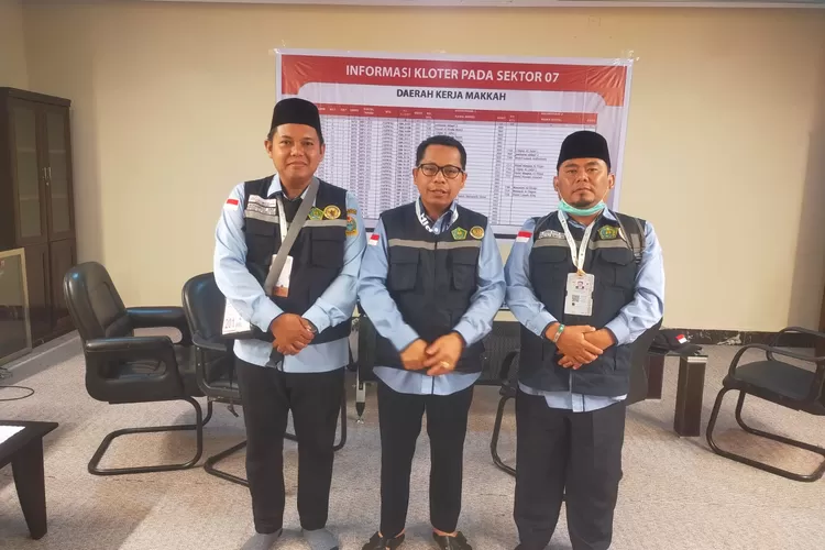 Ketua Kloter 9 Embarkasi Medan Muhammad Lukman Hakim Hasibuan (kanan) berkoordinasi ke Sektor 7 Daker Mekkah terkait 5 jemaah belum terima Kartu nusuk, Sabtu (24/5/2025).