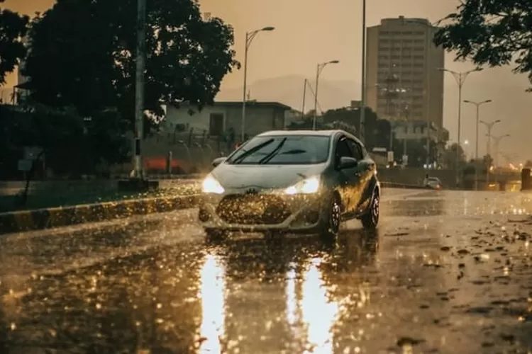 Mobil melaju di cuaca hujan (Realitasonline.id - Unsplash-Basil Minhaj)