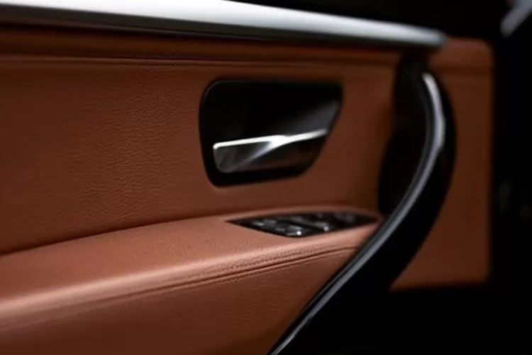 Interior kulit di dashboard mobil (Realitasonline/Unsplash-Vitali Adutskevich)