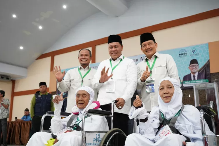 Ketua PPIH Embarkasi Medan Ahmad Qosbi didampingi Sekretaris Muhammad Yunus dan Kasubag Humas Mulia Banurea berangkatkan jemaah Calhaj Kloter 19, Sabtu (24/5/2025).