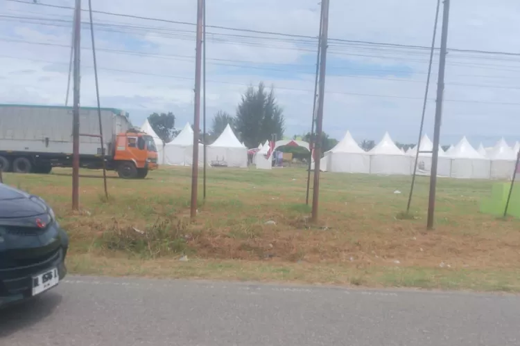 Lokasi Stand di Lapangan Pulau Kayu, Kecamatan Susoh, Abdya mulai dipersiapkan dalam rangka pergelaran TTG se Provinsi Aceh