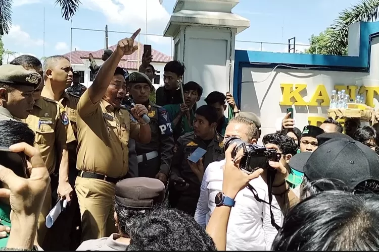 Wakil Bupati Deli Serdang Lom-Lom Suwondo saat menawarkan kepada sejumlah perwakilan aksi Al Wahsliyah agar berdiskusi di dalam kantor Bupati Deli Serdang.  Senin, (26/5). (Realitasonline.id/Mukhtarhabib)