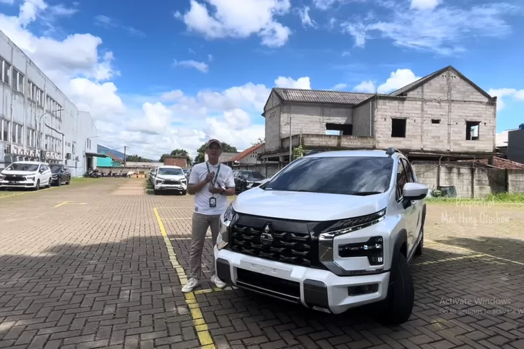 Mitsubishi New Xpander Cross MT 2025 warna putih (Quartz White Pearl) merupakan varian manual dari crossover 7-seater yang dirancang untuk memberikan kenyamanan berkendara di berbagai kondisi jalan. (Tangkapan Layar YouTube Mas Heng Otoshow)