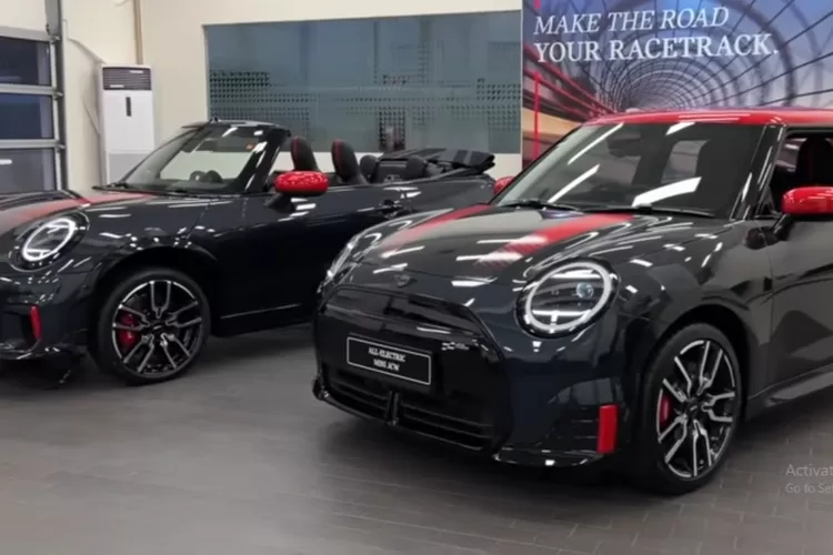  Berikut penjelasan mengenai dua model MINI John Cooper Works (JCW) tahun 2025: MINI JCW Cabrio dan MINI JCW Electric. (Tangkapan Layar YouTube  AutonetMagz)