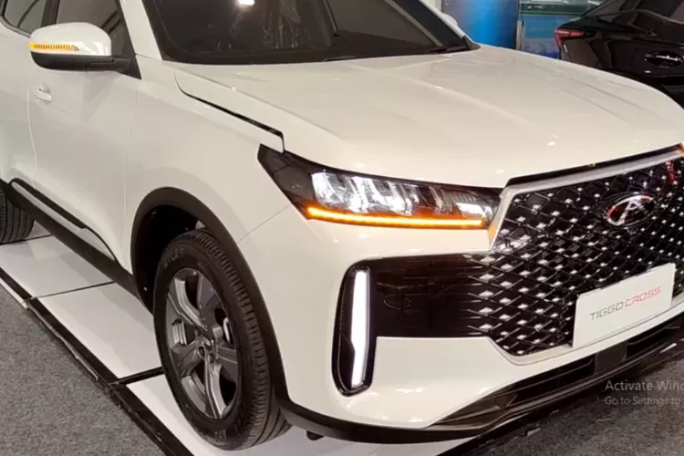 Chery Tiggo 5X 2025 adalah SUV kompak yang menawarkan fitur premium setara dengan Honda HR-V, namun dengan harga yang lebih terjangkau, mulai dari Rp 239 juta hingga Rp 279 juta tergantung varian. (Tangkapan Layar YouTube Niki ahmad fauzi)