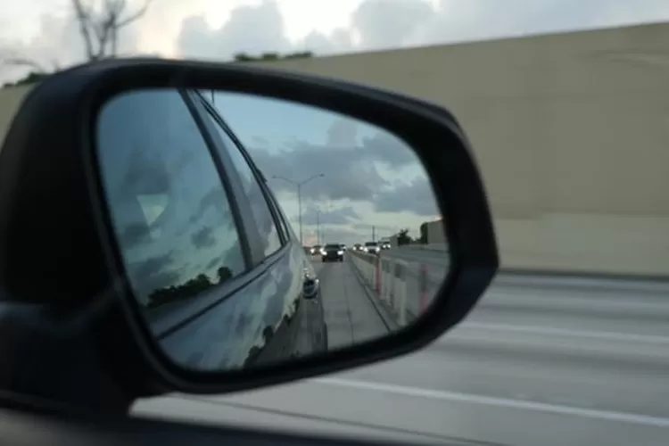 Kaca spion mobil (Realitasonline.id - Unsplash-Samuel Fu)