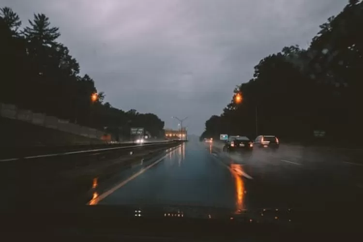 Mobil melaju di jalanan yang basah (Realitasonline.id - Unsplash-Wes Hicks)